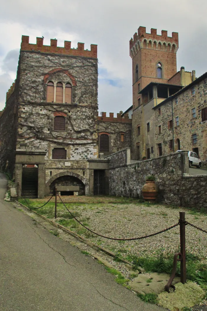 Il Castello Ginori di Querceto con la torre merlata aggiunta nel restauro del Novecento