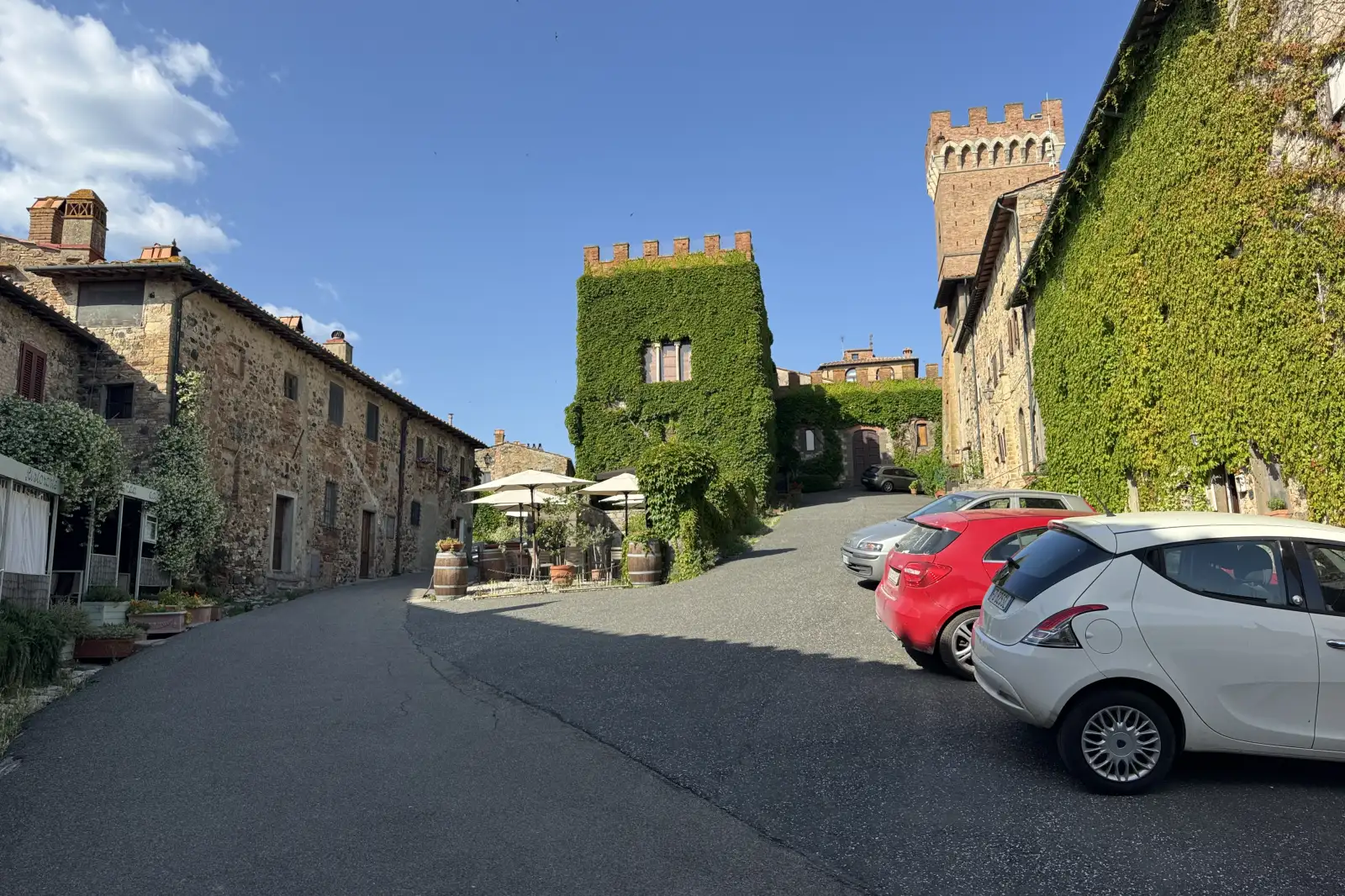 Il Castello Ginori di Querceto rivestito dalla vite americana nelle tonalità rosse autunnali