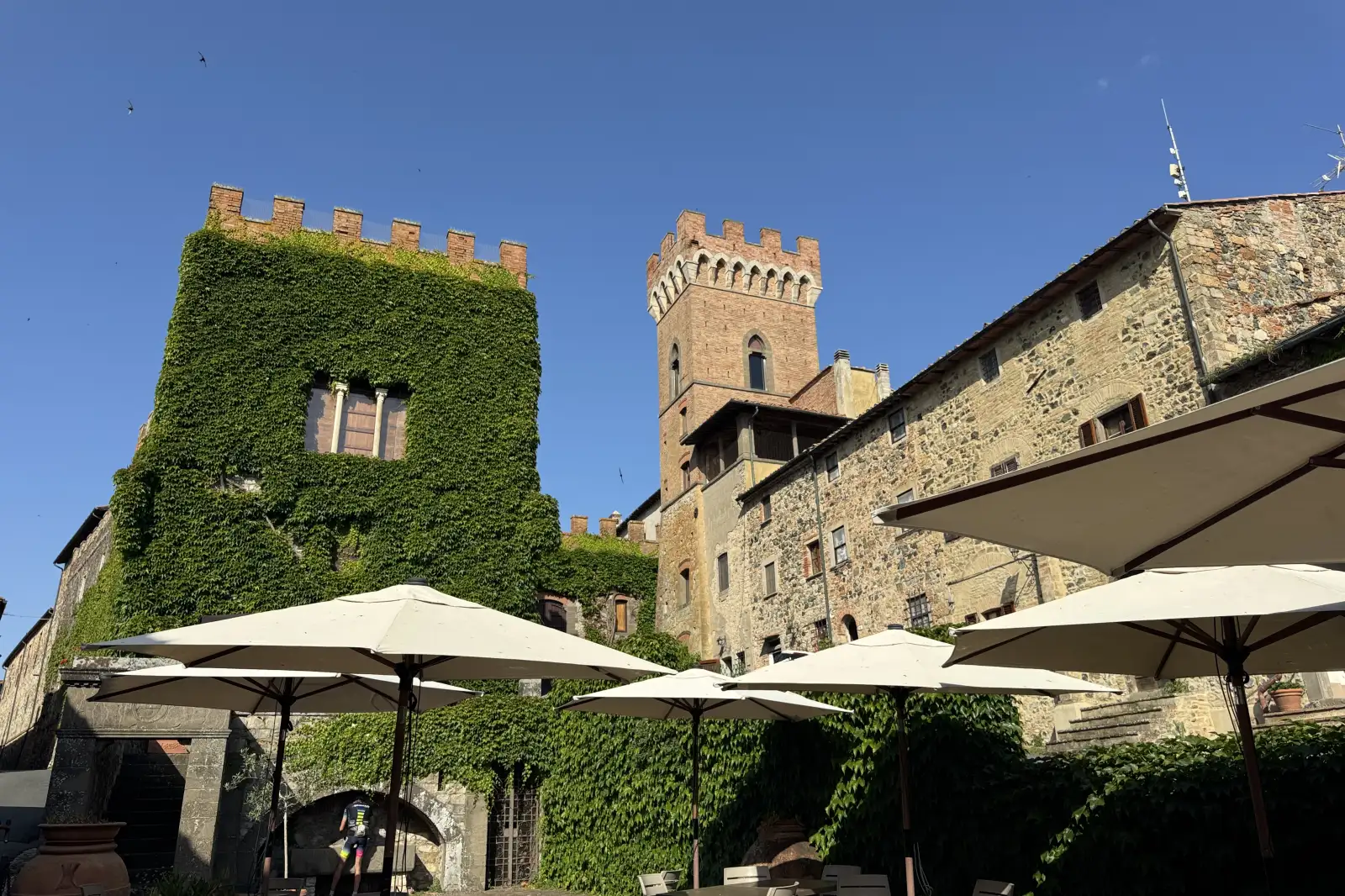 Gli spazi all’aperto per le degustazioni nel borgo di Querceto, ai piedi del castello
