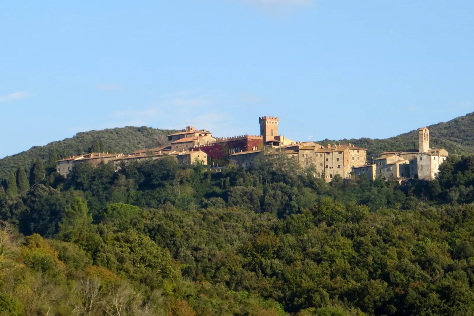 Panorama di Querceto immerso nei boschi della Val di Cecina