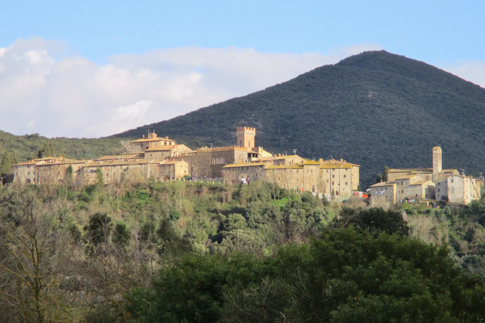 Il borgo di Querceto sullo sperone collinare con il Monte Aneo alle spalle