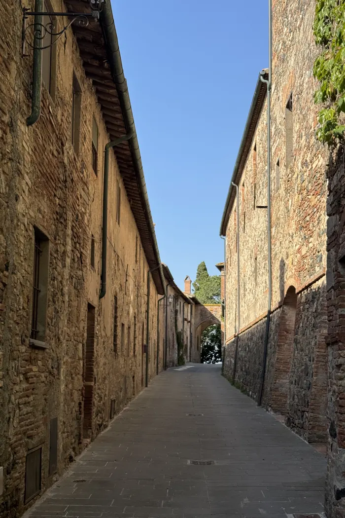 Un vicolo stretto fra le case in pietra del borgo di Querceto