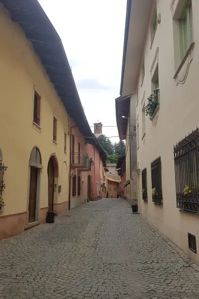 Via acciottolata del centro storico di Romano Canavese con il campanile sullo sfondo