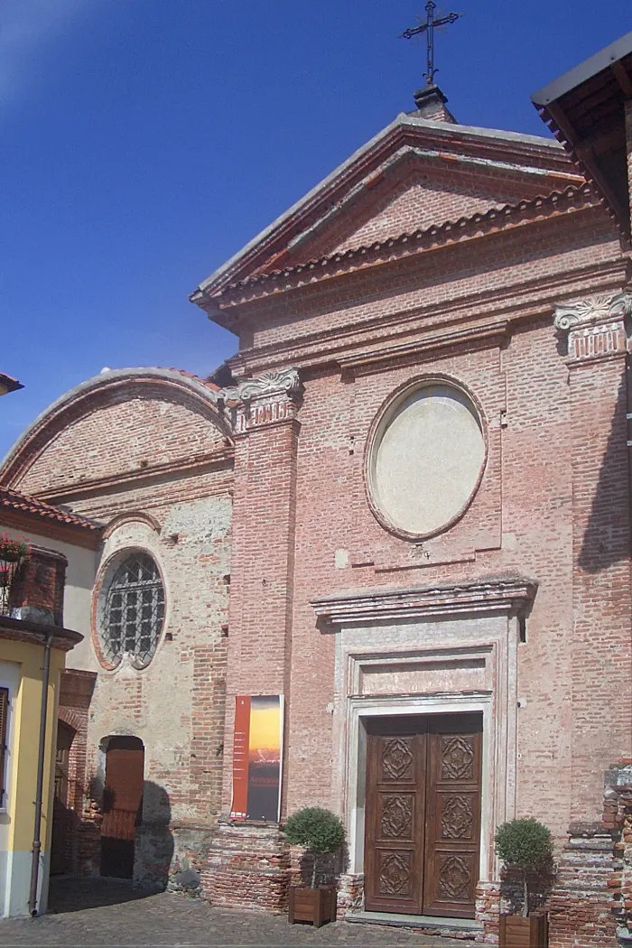 La facciata in mattoni della chiesa di Santa Marta a Romano Canavese