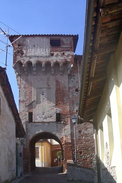 La torre-porta meridionale del ricetto di Romano Canavese vista dal vicolo