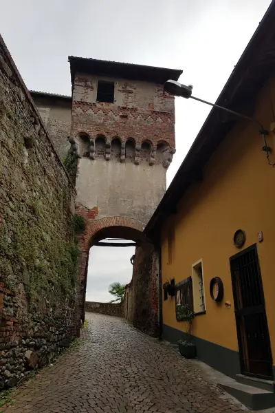 La Porta Nord del ricetto medievale di Romano Canavese, con la torre e la strada acciottolata