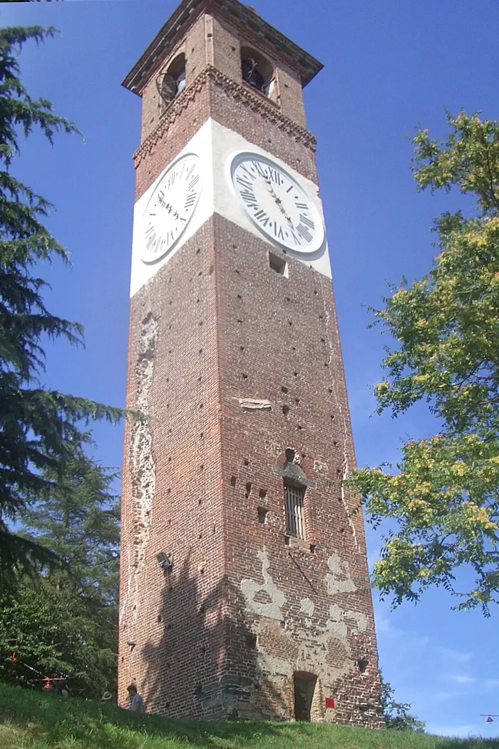 Dettaglio della Torre Quadrata di Romano Canavese con la porta sopraelevata e la fenditura sulla parete