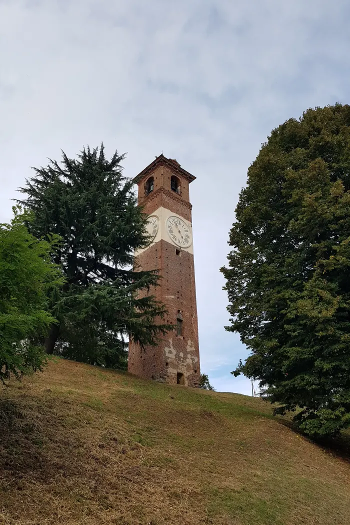 La Torre Quadrata di Romano Canavese isolata sulla collina morenica, con orologio e cella campanaria