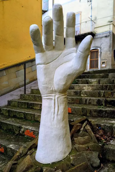 Scultura a forma di mano