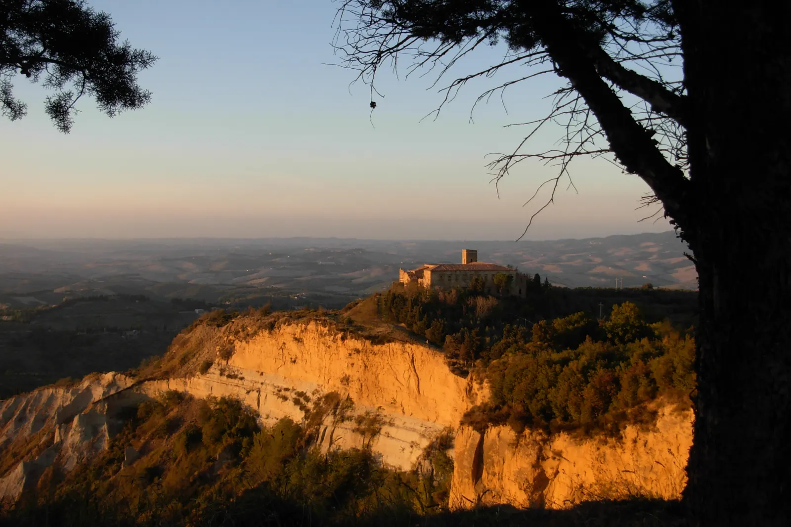 Le Balze di Volterra al tramonto, lo stesso fenomeno erosivo che modella i calanchi intorno a Toiano