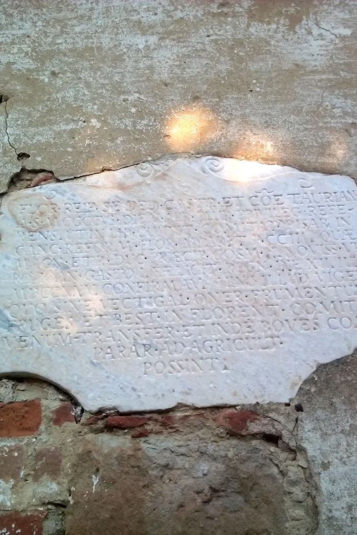 La lapide in marmo del 1406 murata a Toiano, che ricorda il passaggio del castello sotto Firenze