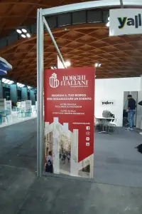 Il totem di Borghi Italiani al TTG con l’invito a proporre il proprio borgo per organizzare un evento