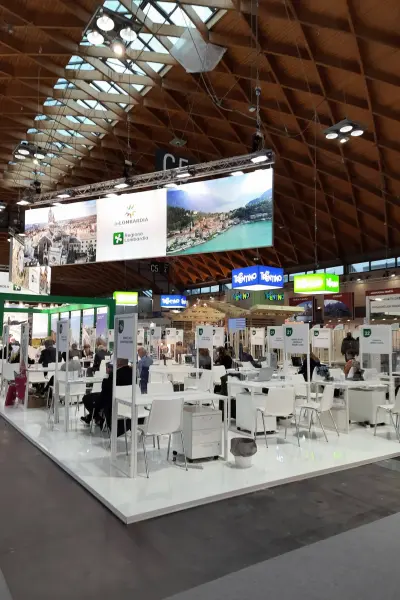 Un padiglione del TTG di Rimini con gli stand delle regioni italiane e i tavoli degli incontri B2B