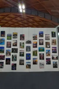 La parete di fotografie di borghi e paesaggi italiani allestita nello stand al TTG di Rimini