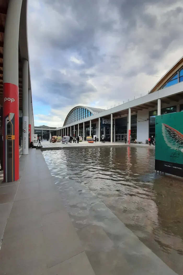 Il quartiere fieristico di Rimini con le vele in legno dei padiglioni e la vasca d’acqua all’ingresso