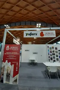 L’ingresso dello stand di Borghi Italiani al TTG di Rimini, con il totem rosso e i tavoli per gli incontri