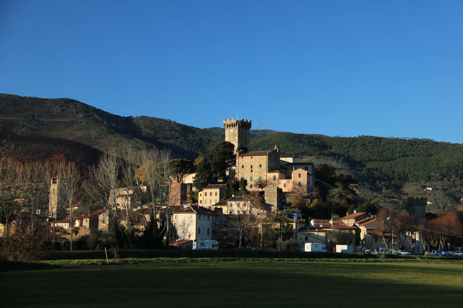 Il borgo di Vicopisano con la torre del Brunelleschi e le case in pietra sulla collina