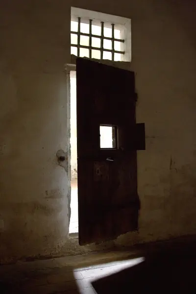 Una cella delle antiche carceri del Palazzo Pretorio di Vicopisano