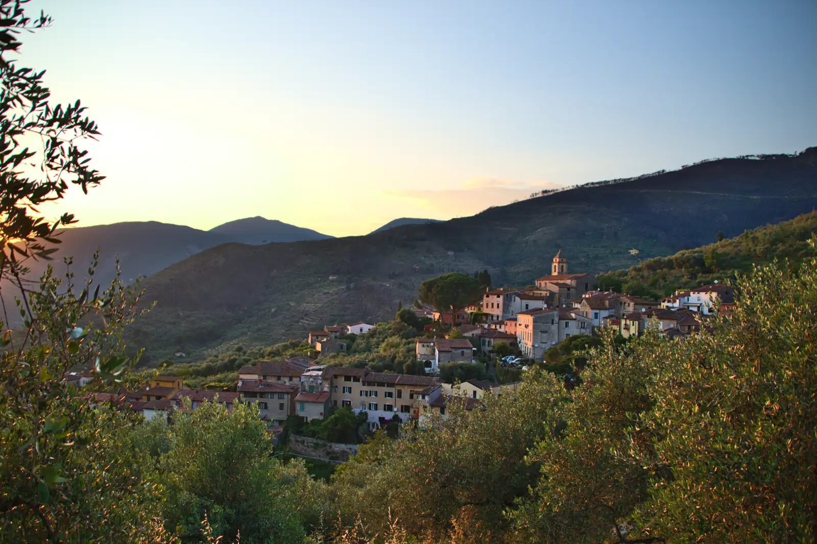 Il paesaggio del Monte Pisano al tramonto, tra boschi e piccoli borghi