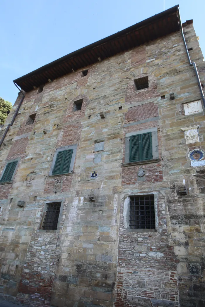La facciata del Palazzo Pretorio di Vicopisano con gli stemmi in ceramica dei podestà