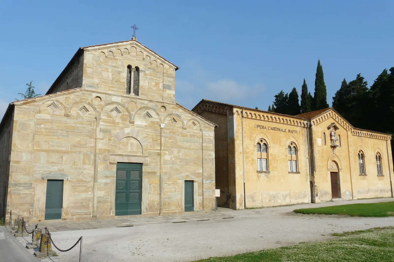 La facciata romanica della Pieve di Santa Maria a Vicopisano