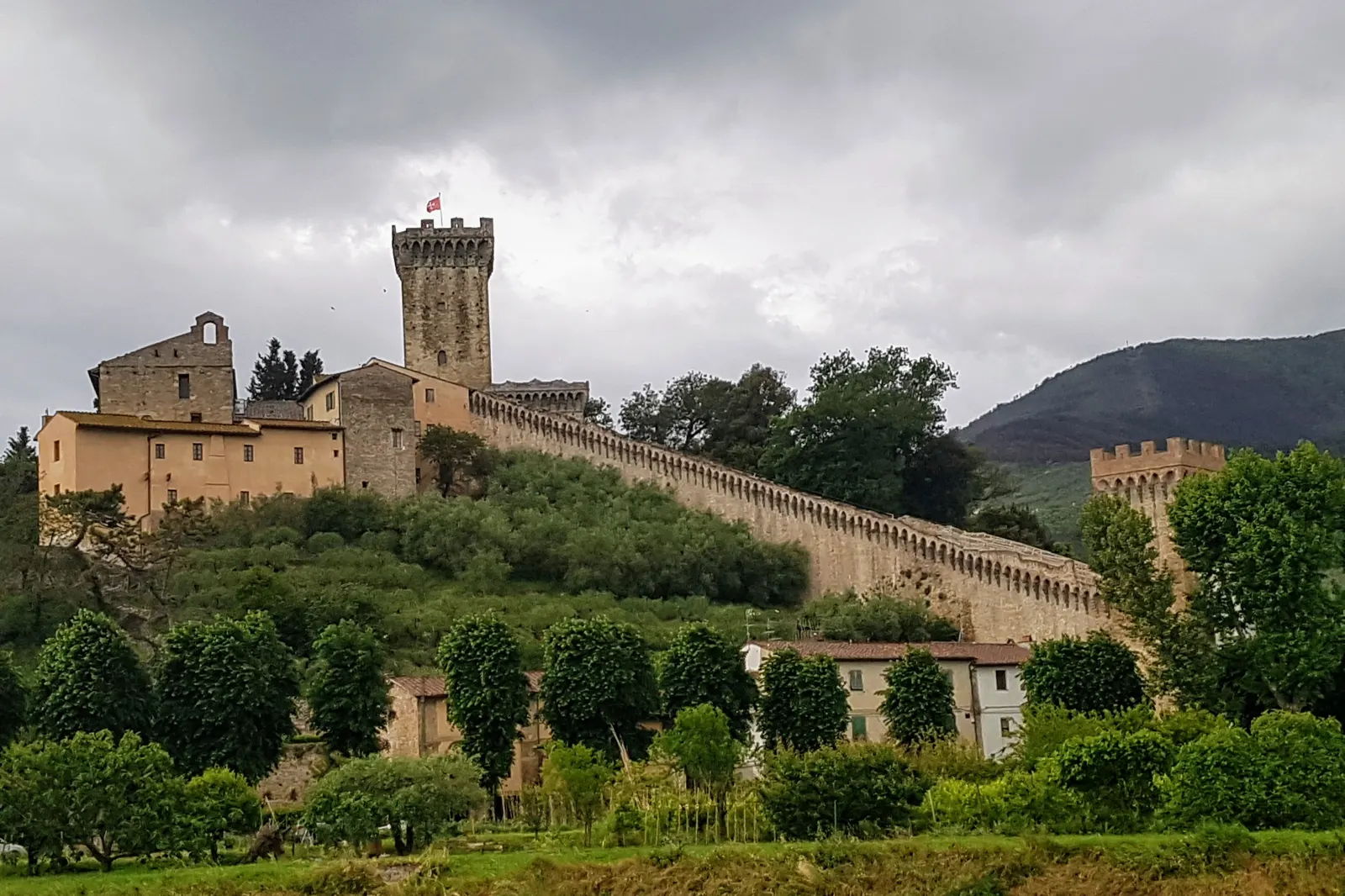 La Rocca del Brunelleschi a Vicopisano con la muraglia che collega il cassero alle torri
