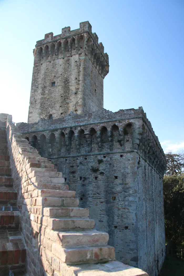 Il cassero della Rocca del Brunelleschi a Vicopisano, alto circa 32 metri