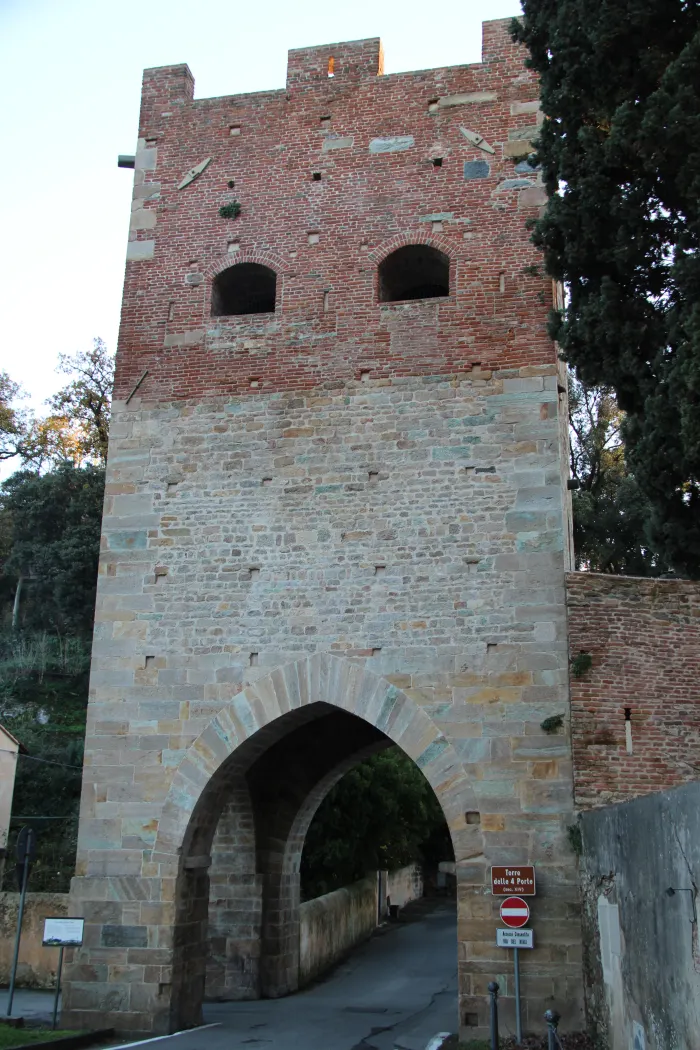 La Torre delle Quattro Porte a Vicopisano, in pietra e laterizio