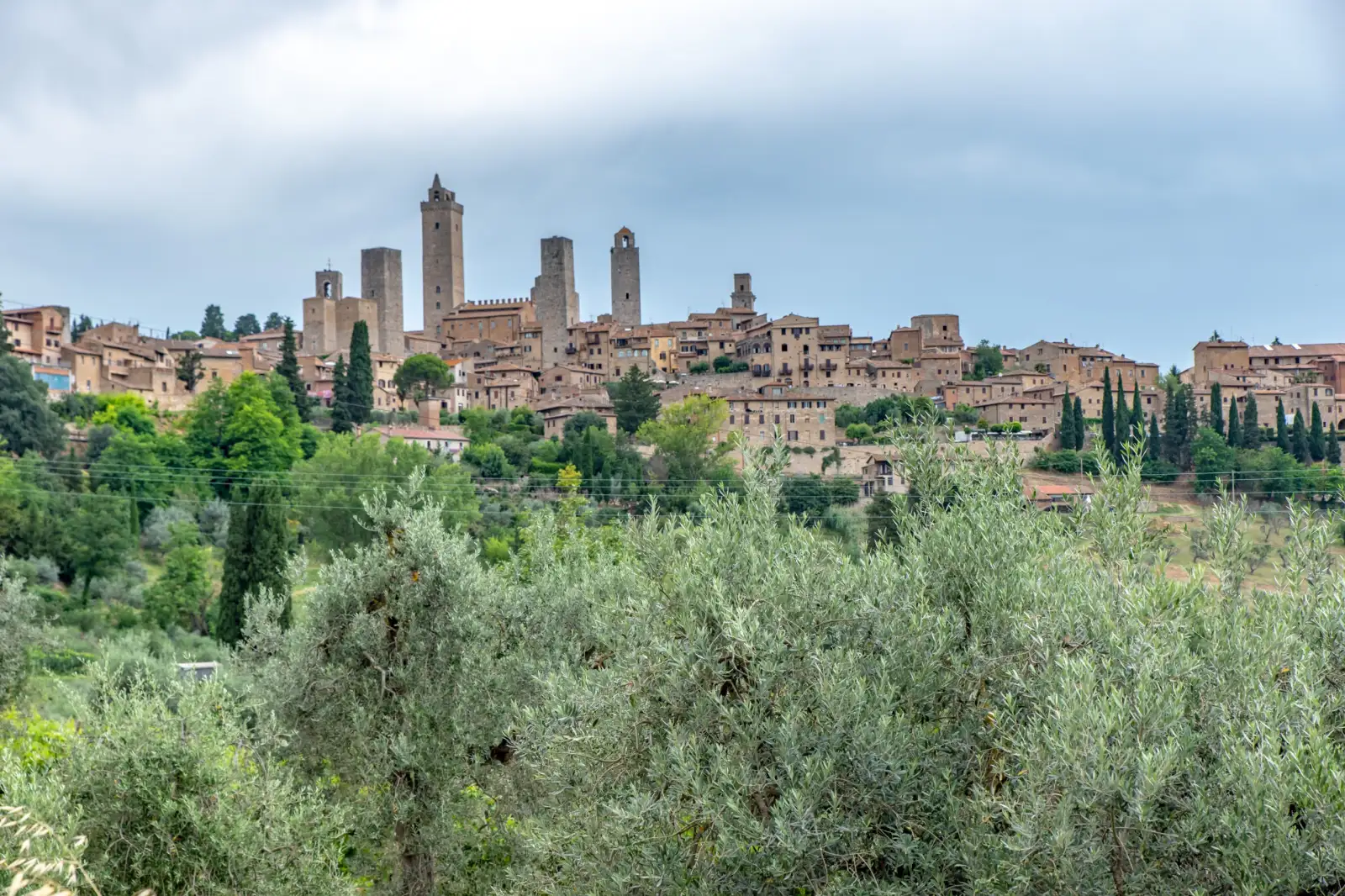 Le torri medievali di San Gimignano che svettano sulle colline toscane