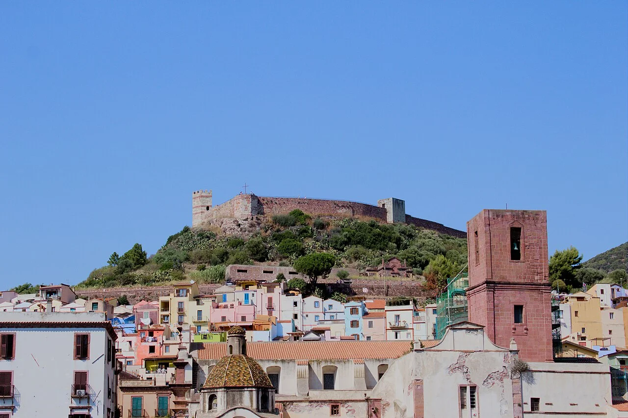 Le case colorate di Bosa sormontate dal Castello Malaspina, in Sardegna