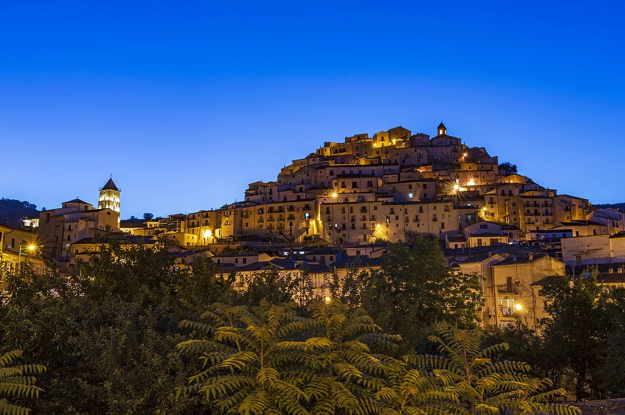 Il borgo di Calvello illuminato sulla collina all’ora blu, in Basilicata