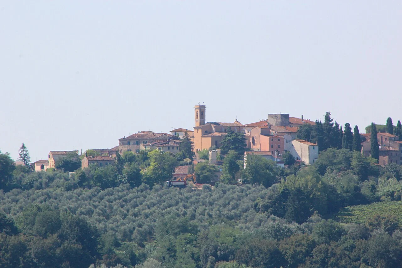 Il borgo di Ghizzano sul crinale, circondato dagli uliveti della campagna pisana