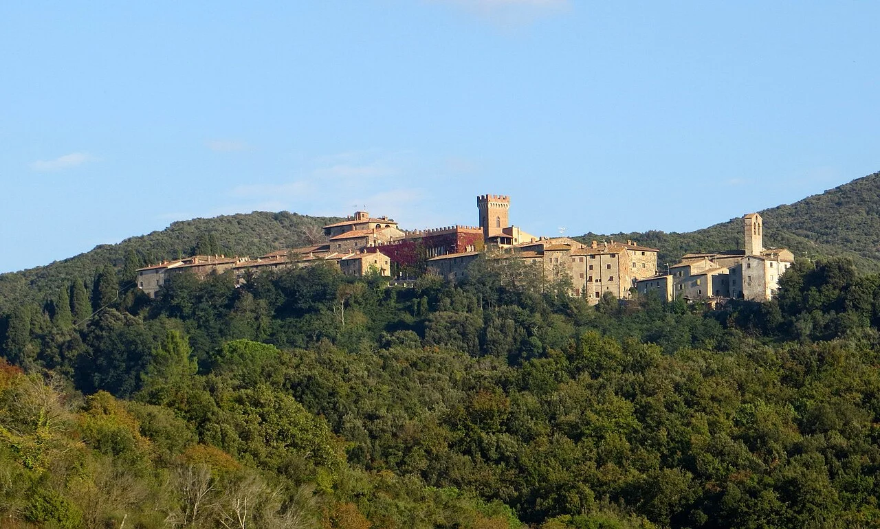 Il borgo medievale di Querceto con il castello, immerso nei boschi della Val di Cecina