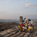 Clown sopra un tetto durante il Carnevale di Stigliano